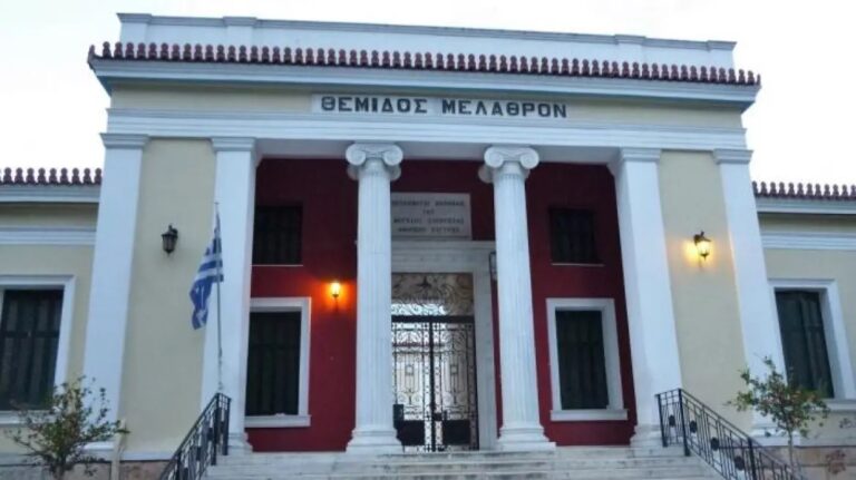 Chalkida: Lawyer replaced the Greek flag from the courts with her socks