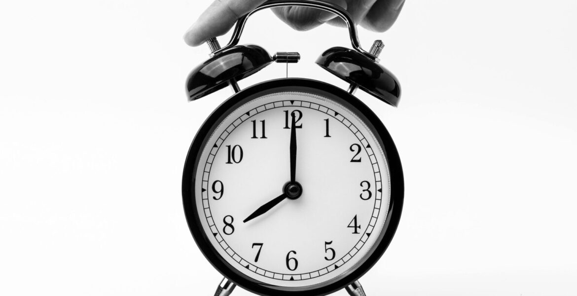 Daylight saving time is in effect from early Sunday morning – Clock hands are one hour ahead