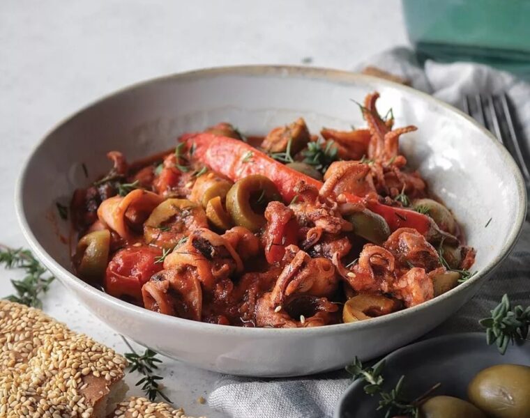 Spicy calamari with olives