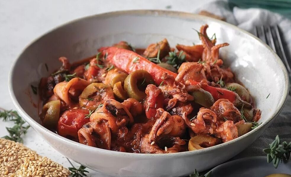 Spicy calamari with olives