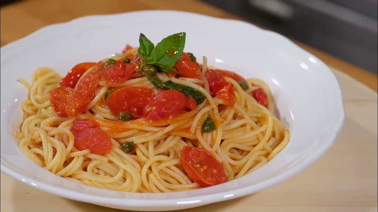 fasting Spaghetti with cherry tomatoes, basil and capers