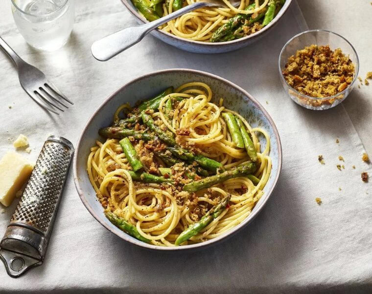 Pasta with asparagus and anchovies
