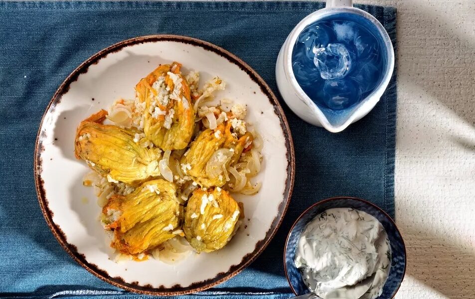 Zucchini flowers stuffed with rice and yoghurt-dill sauce