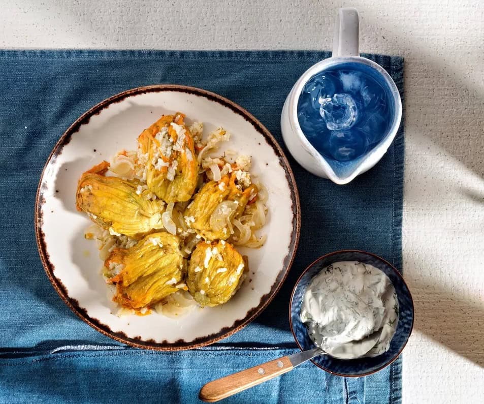 Zucchini flowers stuffed with rice and yoghurt-dill sauce