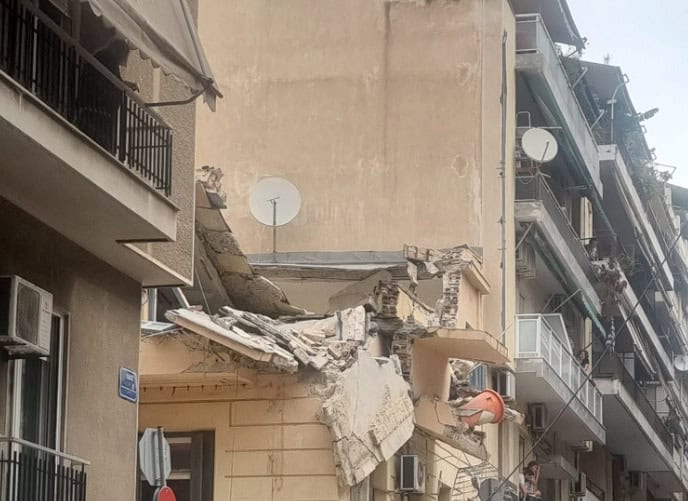 Building Collapse in Piraeus: One Dead, 3 Injured
