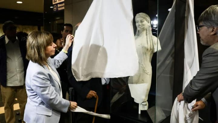 Greek President attends unveiling ceremony of "Grecia" metro in Chile