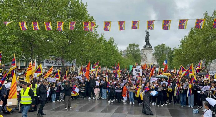 Xi Jinping greeted in Paris by Tibetan, Uyghur protesters