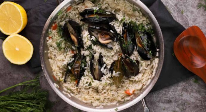 Midopilafo - Greek mussels with rice and tomatoes