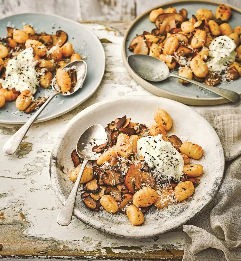 Gnocchi with mushrooms, butter and paprika