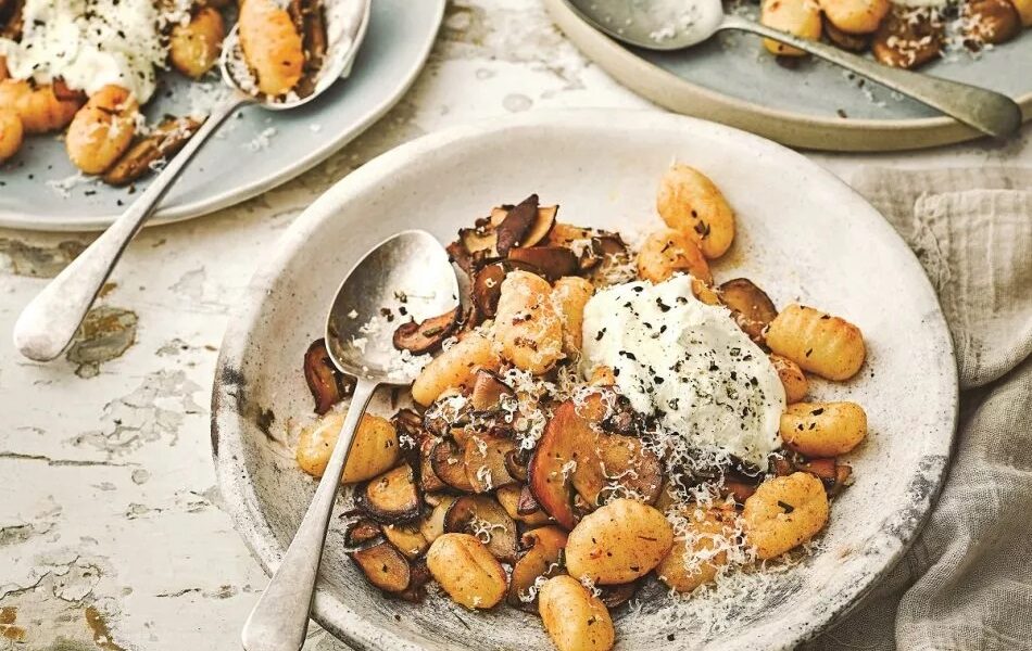 Gnocchi with mushrooms, butter and paprika