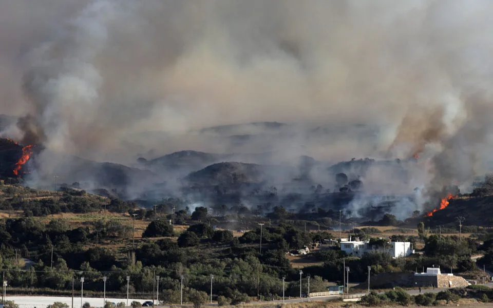 Wildfires erupted across Greece on Tuesday, with the most concerning situation on Milos. Firefighters extinguished 35 of the 41 reported blazes, while the remaining six fires remained under control. Civil protection authorities issued warnings and banned specific outdoor activities due to the wildfire threat.