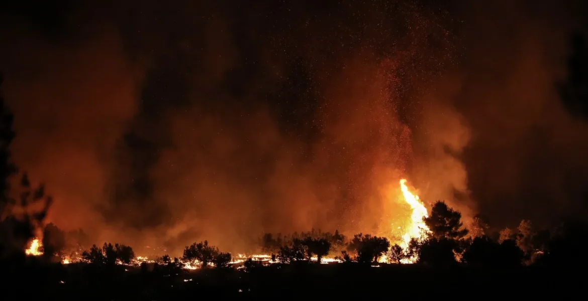 night-of-anxiety-in-rethymno-fire-rages-village-evacuations