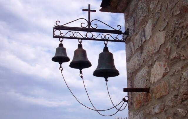 A string of brazen thefts has left churches across the greater Megalopolis area in Arcadia reeling after 26 bells were stolen in just three weeks. Three men are suspected of targeting remote churches, systematically removing the bells for their valuable metals, including bronze, copper, and in some cases, silver and gold. Authorities estimate the total value of the stolen bells to exceed €40,000.