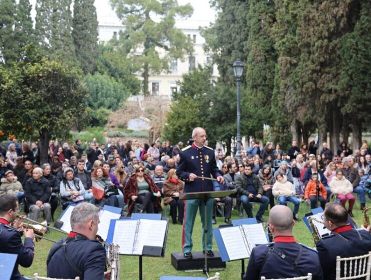 Christmas melodies were performed in the garden of the Presidential Palace by the Army, Navy and Air Force Bands, along with singers and lyrical artists.
