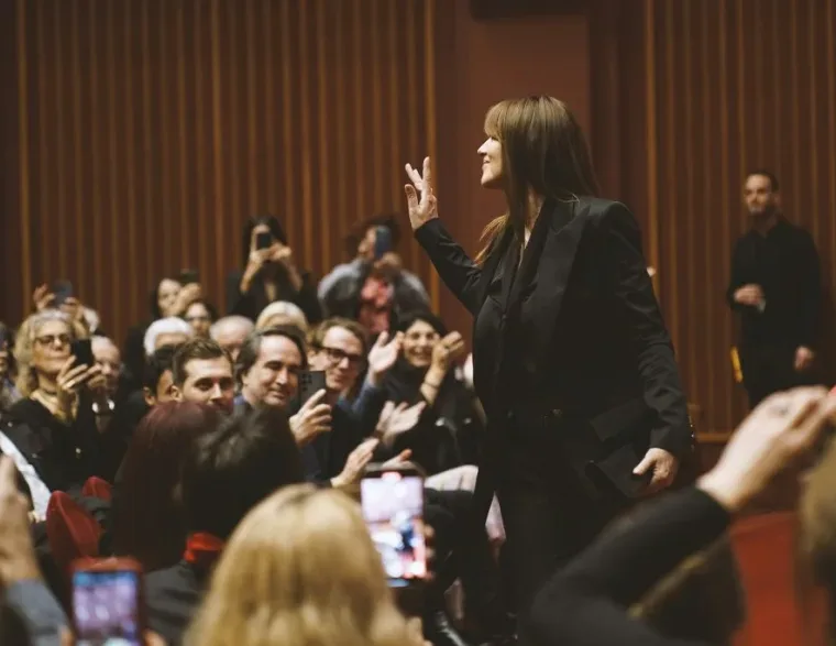 Monica Bellucci returns to Athens for the first screening of the international documentary “Maria Callas – Monica Bellucci: A Meeting” at the Pallas Theater on December 5. The film explores the life and legacy of Maria Callas through Bellucci’s acclaimed world tour performance, offering audiences a unique dialogue between the legendary soprano and the celebrated Italian actress.