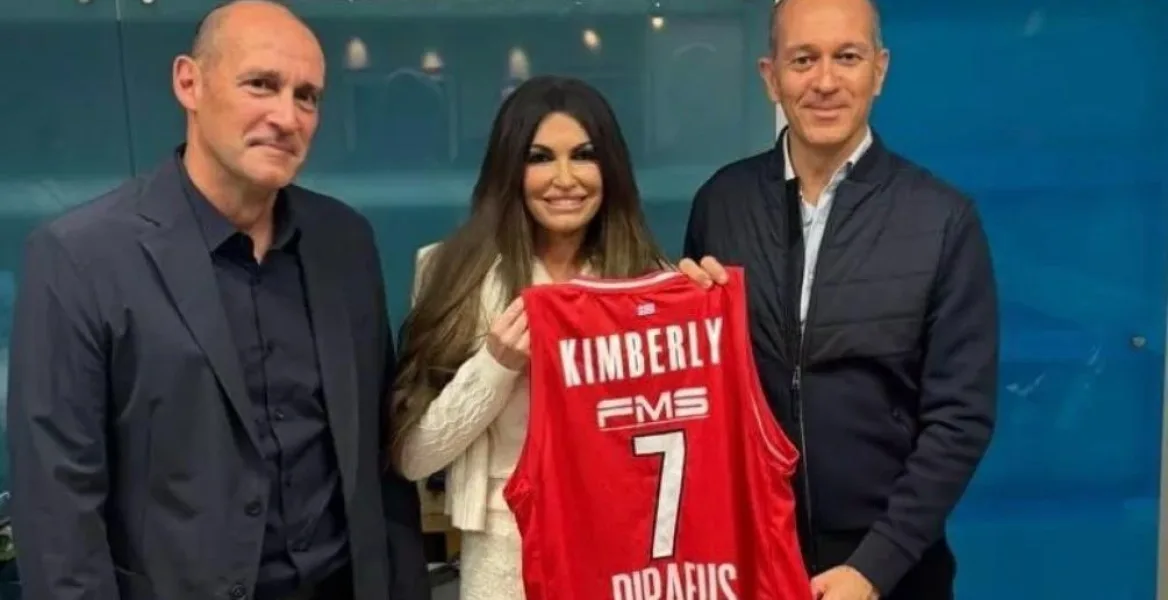 Olympiacos welcomed U.S. Ambassador Kimberly Guilfoyle to the SEF for the EuroLeague game against Zalgiris, presenting her with a jersey featuring Vassilis Spanoulis’ iconic and officially retired No. 7.