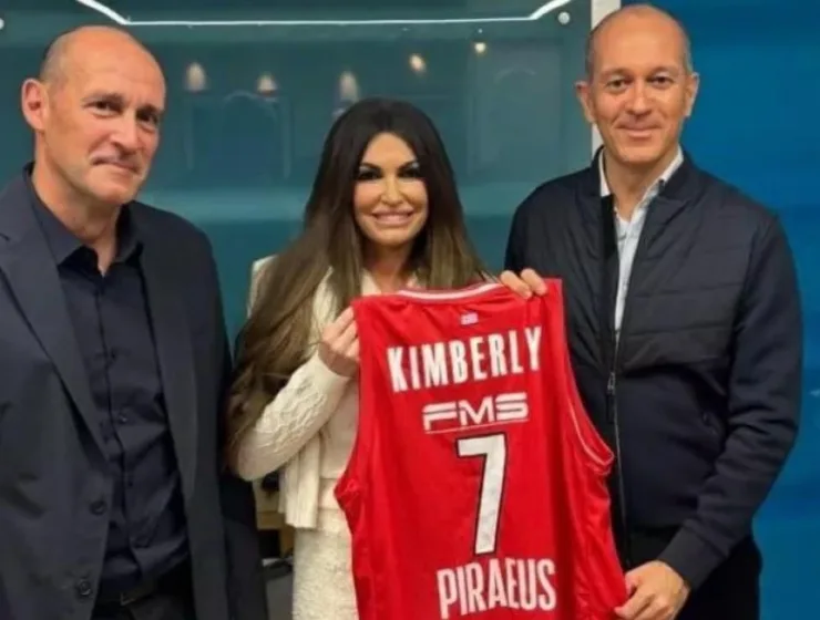 Olympiacos welcomed U.S. Ambassador Kimberly Guilfoyle to the SEF for the EuroLeague game against Zalgiris, presenting her with a jersey featuring Vassilis Spanoulis’ iconic and officially retired No. 7.