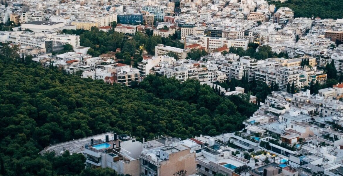 The “Spiti Mou 2” program extends its application deadline with higher income limits, while the new “Anakenizo” initiative provides government and EU-funded subsidies for home renovations and energy efficiency upgrades, supporting families across Greece.