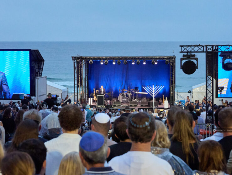 Crowd at Bondi Beach shooting vigil lighting candles for victims