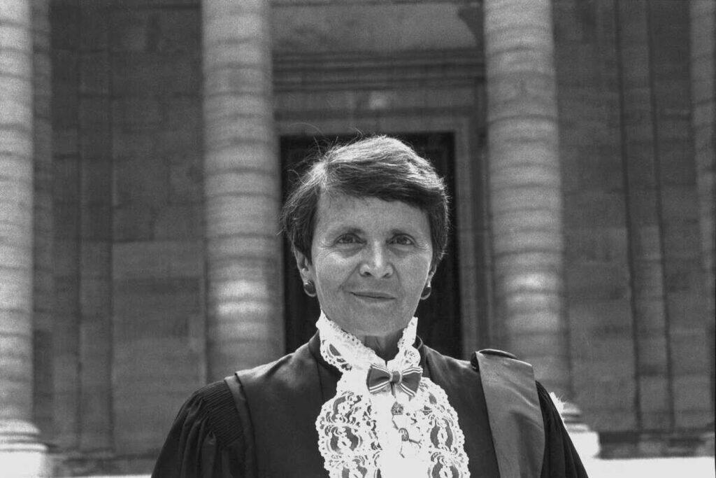 Hélène Glykatzi-Ahrweiler as Sorbonne recto