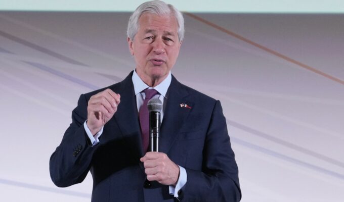 JPMorgan Chase CEO Jamie Dimon says artificial intelligence may eventually compress the workweek to four days, while urging US authorities to support worker retraining and establish clear regulations for stablecoins.