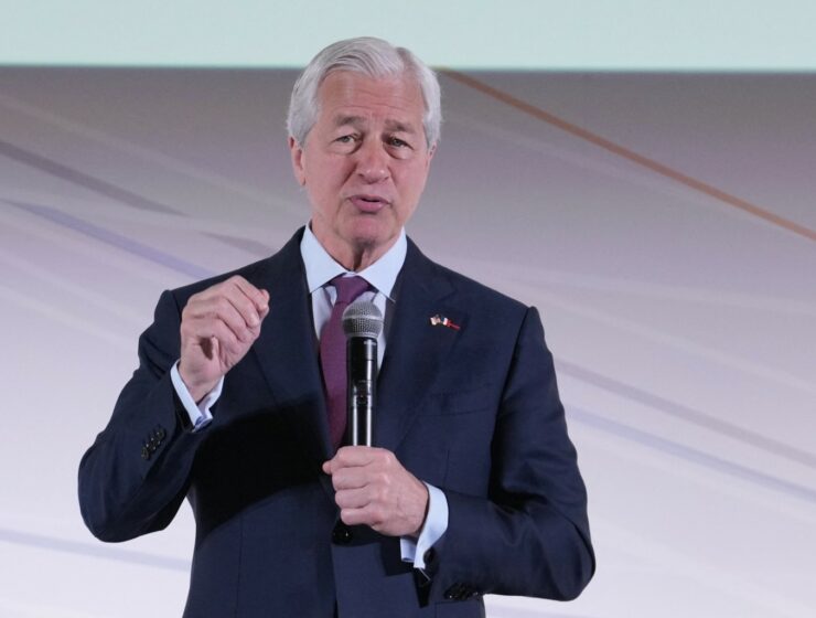 JPMorgan Chase CEO Jamie Dimon says artificial intelligence may eventually compress the workweek to four days, while urging US authorities to support worker retraining and establish clear regulations for stablecoins.